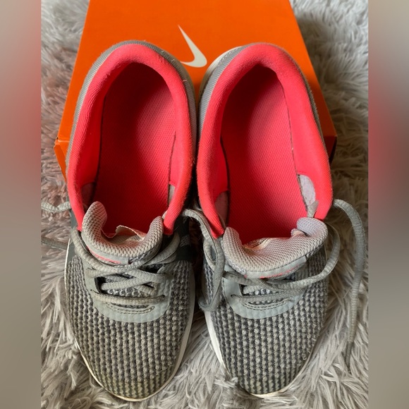 Nike Revolution 4 Girls Running Shoes sz 3.5Y Gray & Pink(bright salmon) w/ box - Picture 6 of 11